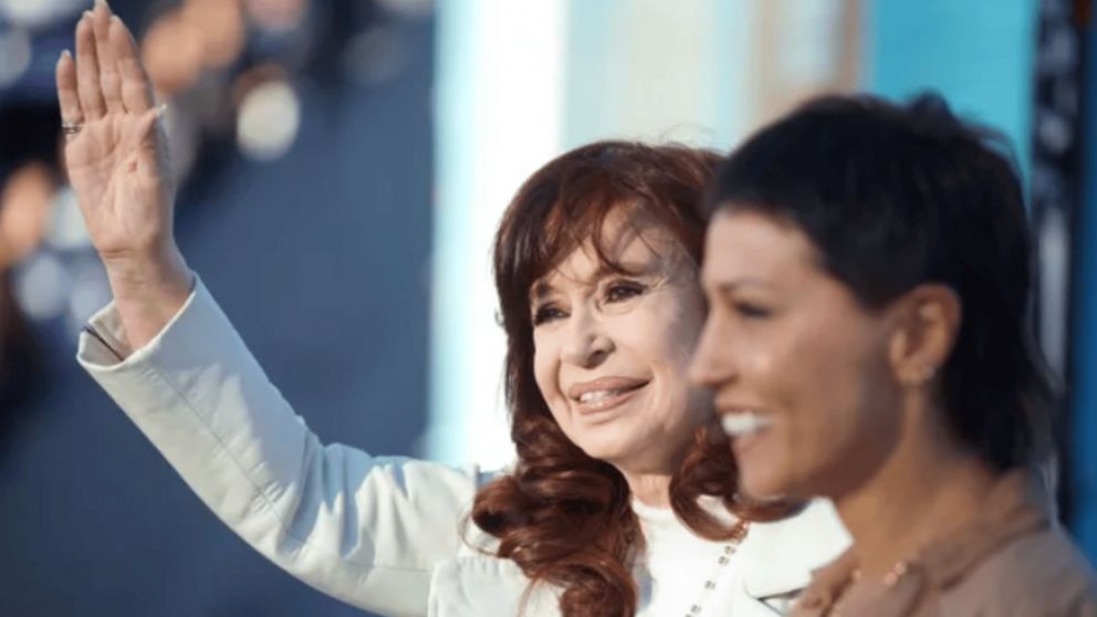 Cristina Kirchner reaparece en público en un acto en Quilmes con Mayra Mendoza.