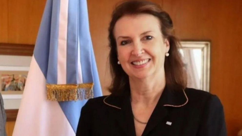 La canciller busca recomponer la relación con el gigante asiático.
