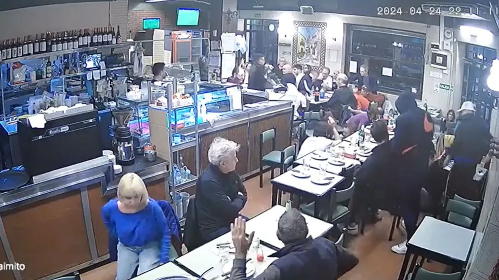 Cuatro delincuentes ingresaron armados a una pizzería.