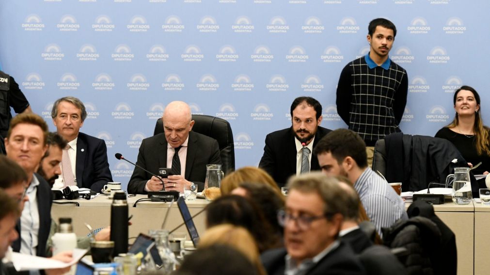 Plenario de comisiones en Diputados para tratar la Ley Bases, el oficialismo busca dictamen.