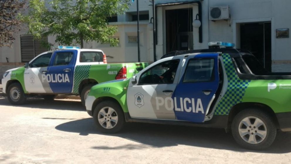Los efectivos policiales llevan a cabo procedimientos para capturar a los hampones.