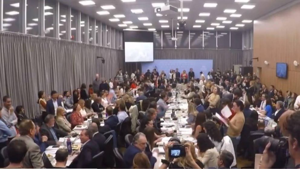 El plenario de comisiones para debatir la Ley Bases arrancó con polémica en Diputados.