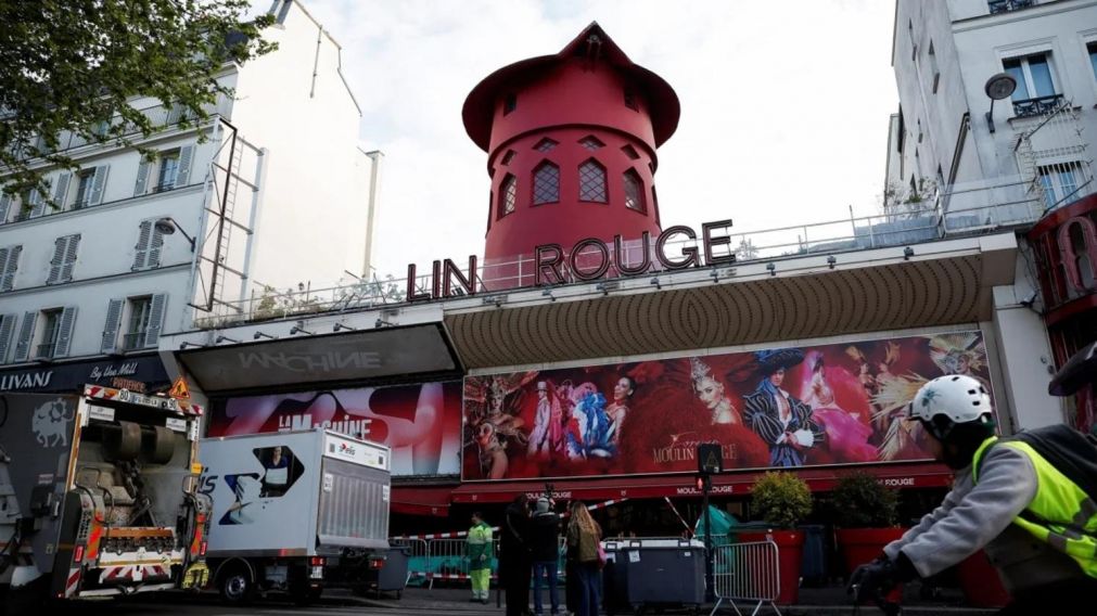 Fundado en 1889, el famoso cabaret Moulin Rouge es uno de los lugares de interés frecuentado por turistas (Archivo).