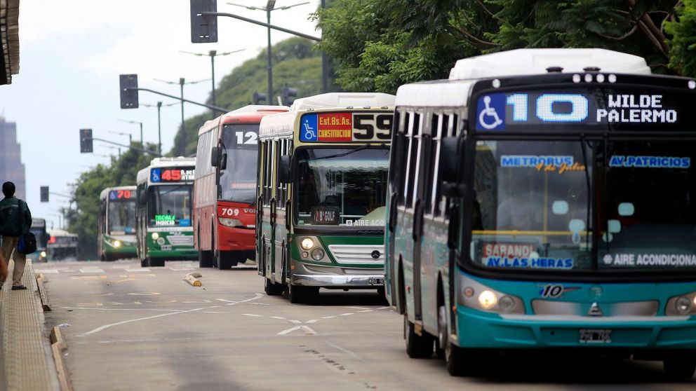 El Gobierno debe definir si aplica en mayo el aumento en las tarifas de colectivos (Archivo).