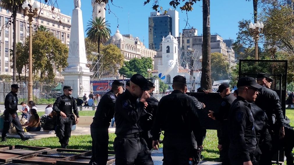 Colocaci�n de vallas en Casa Rosada a horas del acto de cierre de la marcha universitaria.