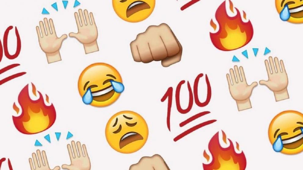 Armó una juntada con un amigo usando solo emojis y las redes estallaron.