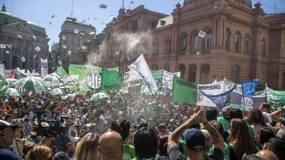 La presentaci�n judicial abarca a miles de trabajadores estatales desplazados en los �ltimos meses (NA).