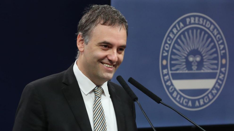 Adorni anunció que las prepagas darán marcha atrás con los aumentos.