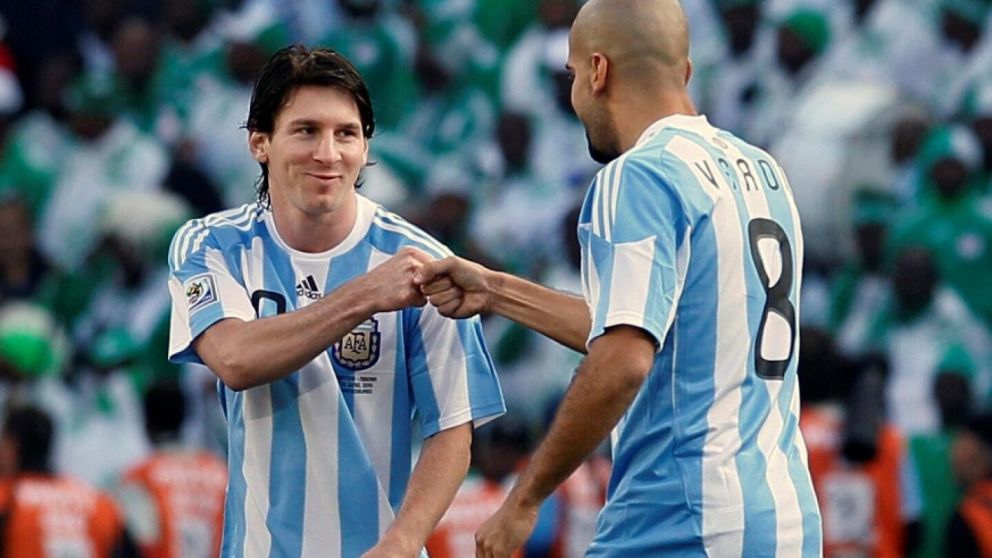 Lionel Messi y Juan Sebastián Verón jugaron el Mundial de Sudáfrica 2010 (Archivo).