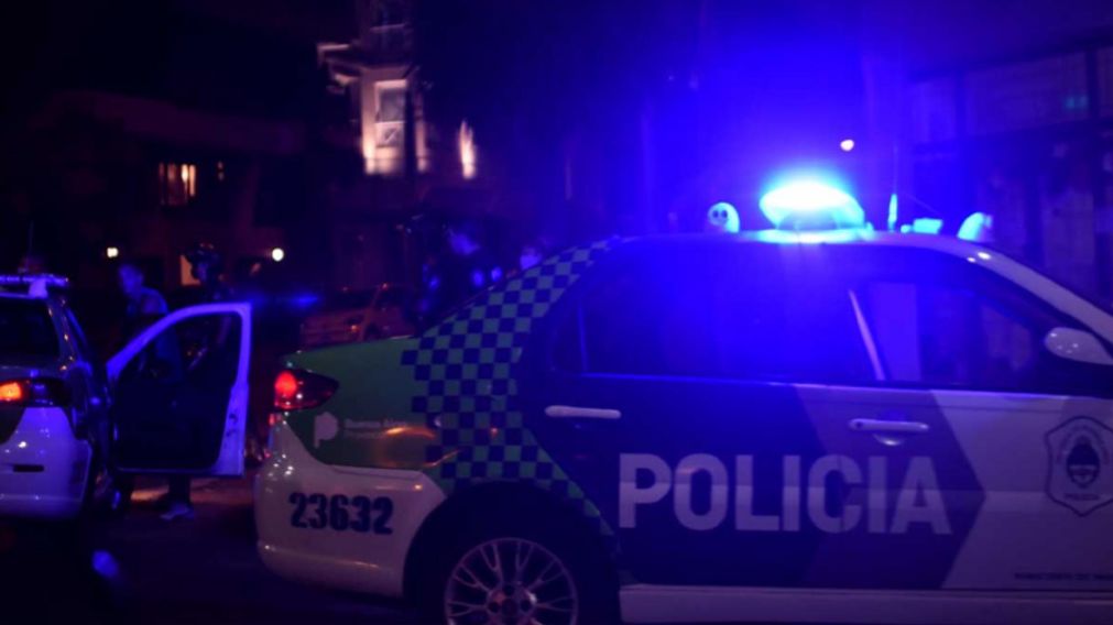 Los efectivos policiales desarrollan procedimientos para apresar a los delincuentes.