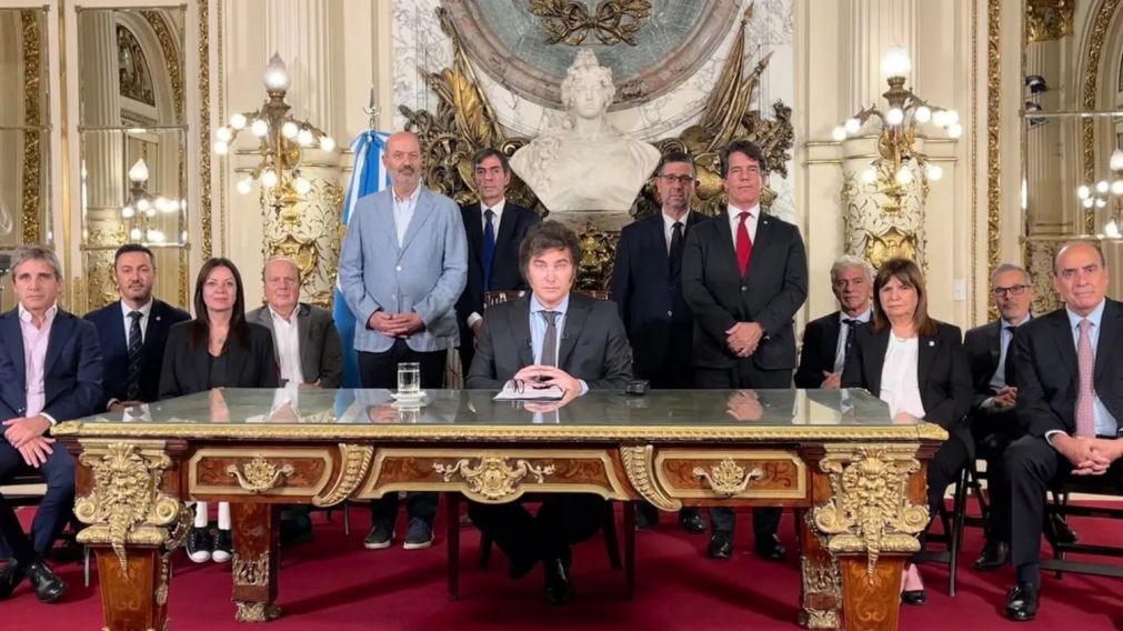 Javier Milei y su gabinete, el 20 de diciembre pasado, al lanzar el DNU. Esa fue la primera vez en que utilizó la cadena nacional.