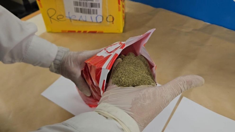 Aduana detuvo un envío postal de yerba contaminada con cocaína