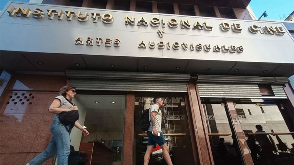 El Gobierno oficializó el cierre del INCAA para reorganizar su funcionamiento y el personal fue suspendido.