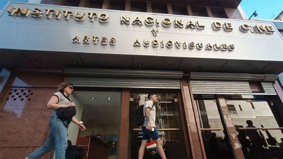 El Gobierno oficializó el cierre del INCAA para reorganizar su funcionamiento y el personal fue suspendido.