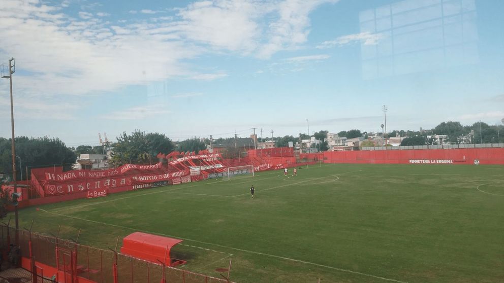 Un juvenil falleció en el estadio de Cambaceres luego de descompensarse.