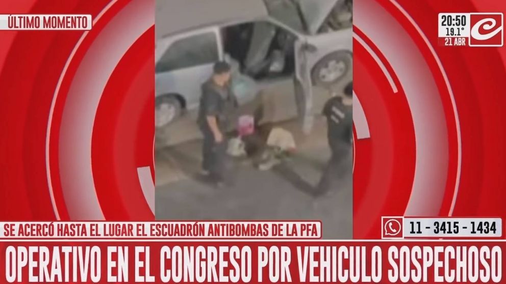 Personal de la Brigada de Explosivos de la Policía de la Ciudad revisó el auto estacionado frente al Congreso (Crónica HD).