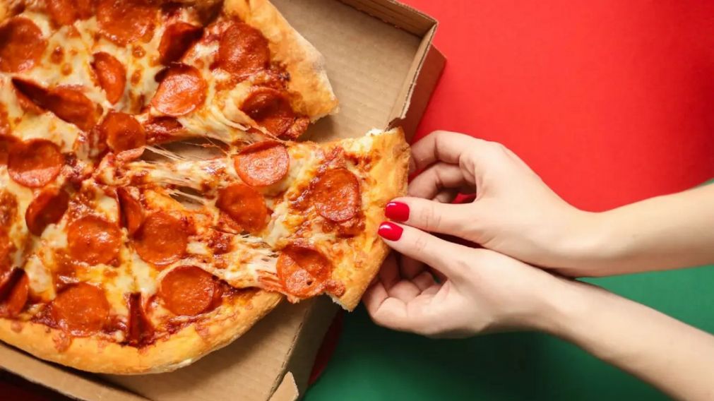 Fue a comprar una pizza y mientras esperaba que la atiendan, compró un billete de lotería y ganó dos "palos" (Imagen ilustrativa).