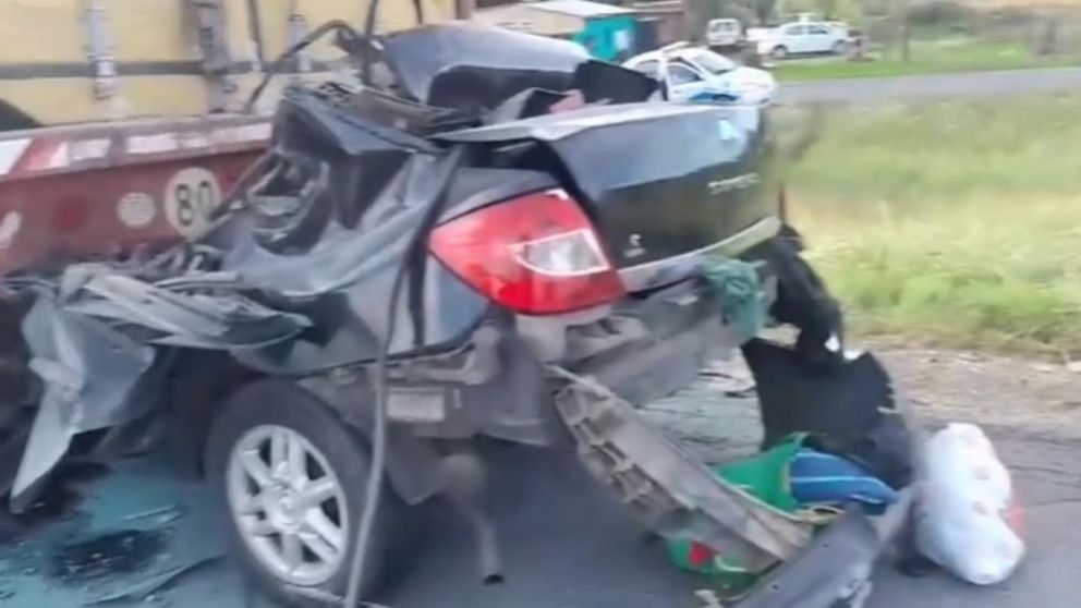 El auto impactó contra la parte trasera del camión.