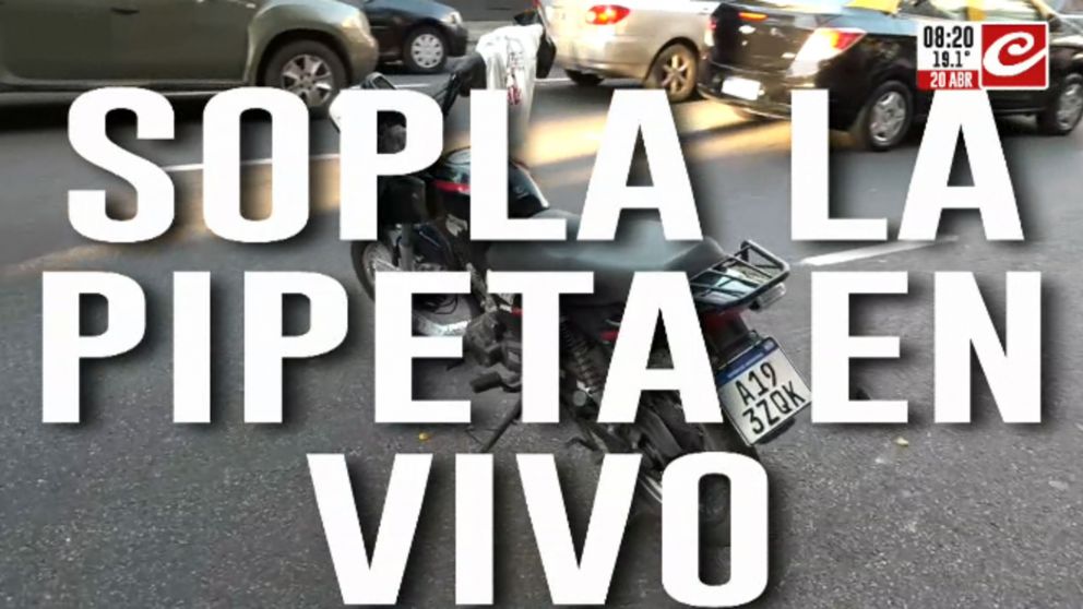 Motociclista perdió el control y chocó contra automóvil estacionado