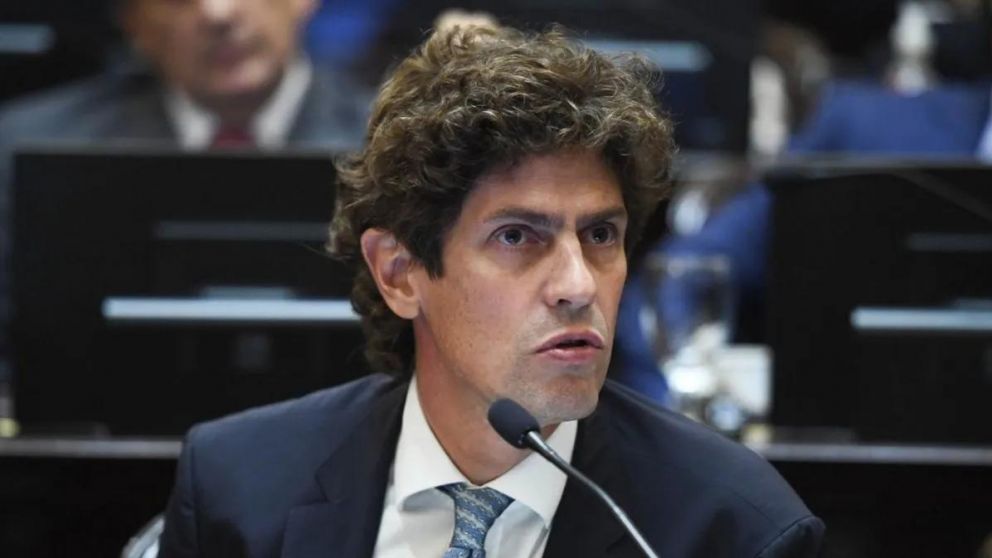 Martín Lousteau defendió el aumento a los senadores y se justificó diciendo que Adorni cobraba "tres veces más"
