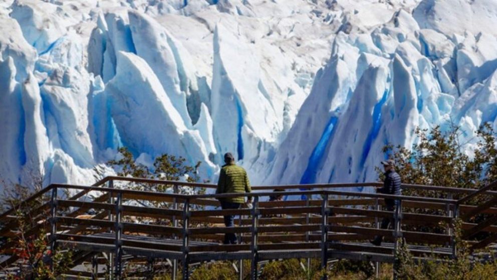 El parque nacional Los Glaciares, en Santa Cruz, es visitado tanto por turistas locales como extranjeros (Télam/Archico).