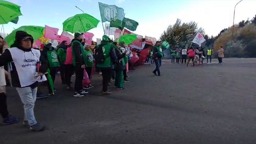 ATE le bloquea los caminos a Javier Milei en Bariloche (Captura de video).