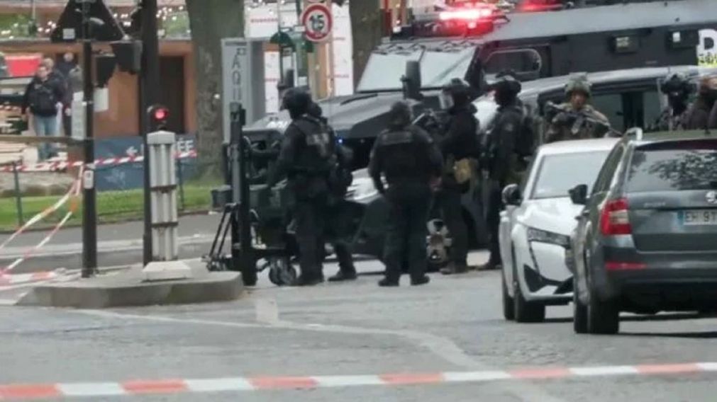 Pánico en París: un hombre amenaza con inmolarse en el consulado iraní.