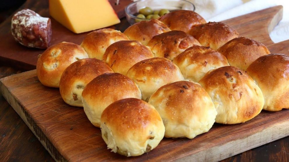 Receta para los amantes de los salado: pancitos saborizados y rellenos con queso.