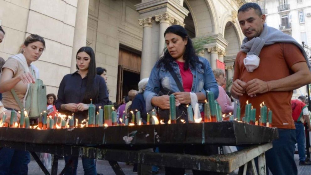 Miles de fieles se acercaron a la parroquia de Balvanera para venerar a San Expedito. (Crónica/Nahuel Ventura)