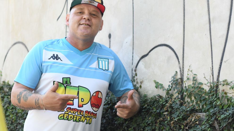 LA LEYENDA DE LA BANDA EN SU REMERA Y EL ESCUDO DE SU AMADO RACING.