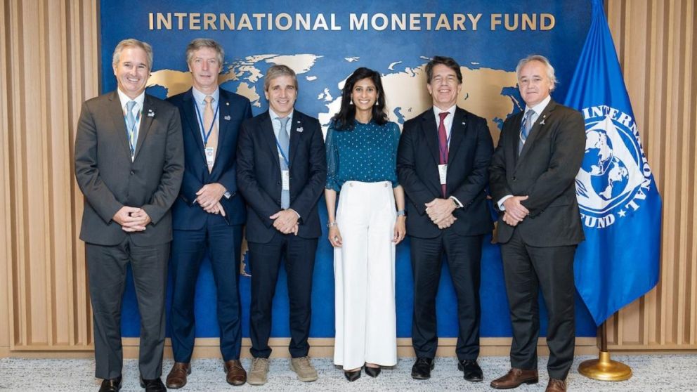 Los funcionarios que participaron del encuentro con el Fondo Monetario Internacional.