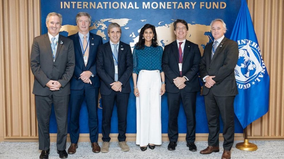 Gita Gopinath, rodeada por Luis Caputo, Nicol�s Posse y los dem�s miembros de la delegaci�n argentina.