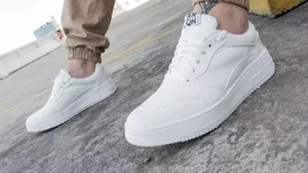 El truco para devolverle el blanco a tus zapatillas.