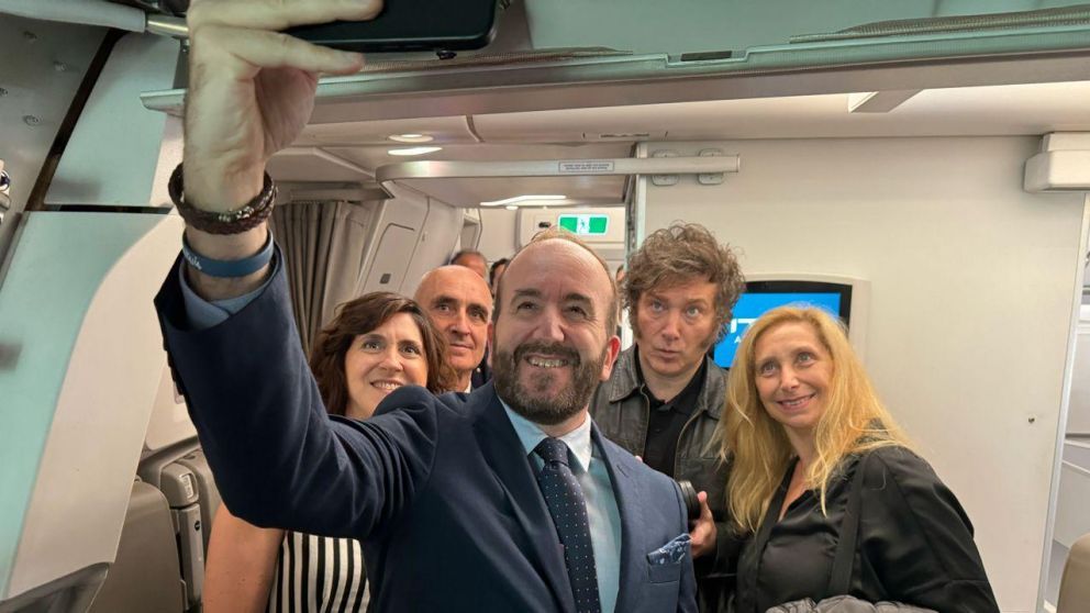 Javier Milei ya partió rumbo a su gira por Israel e Italia.