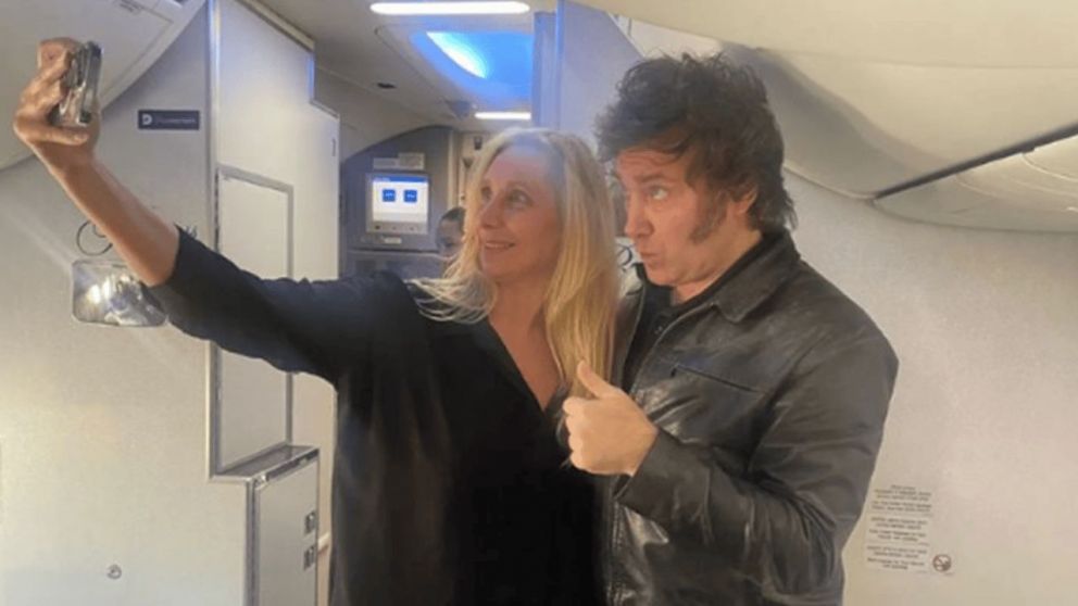 Javier y Karina Milei compartieron varios vuelos comerciales desde la asunción del mandatario (Instagram).