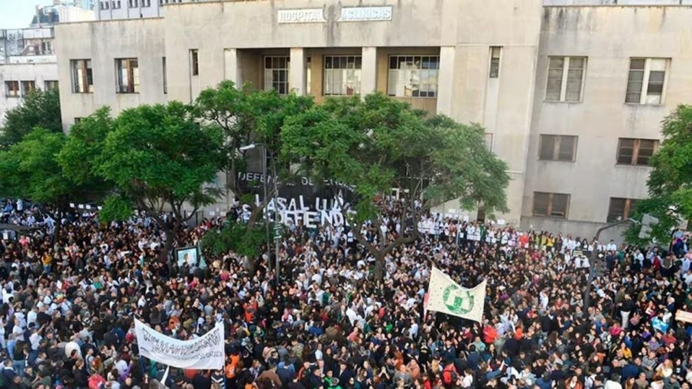 Abrazo al Hospital de Clínicas (X/UbaAgd).