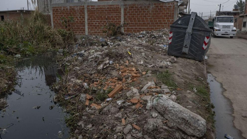 Los vecinos de Villa Inflamable responsabilizan a un Polo Petroquímico por la contaminación del Arroyo Sarandí.
