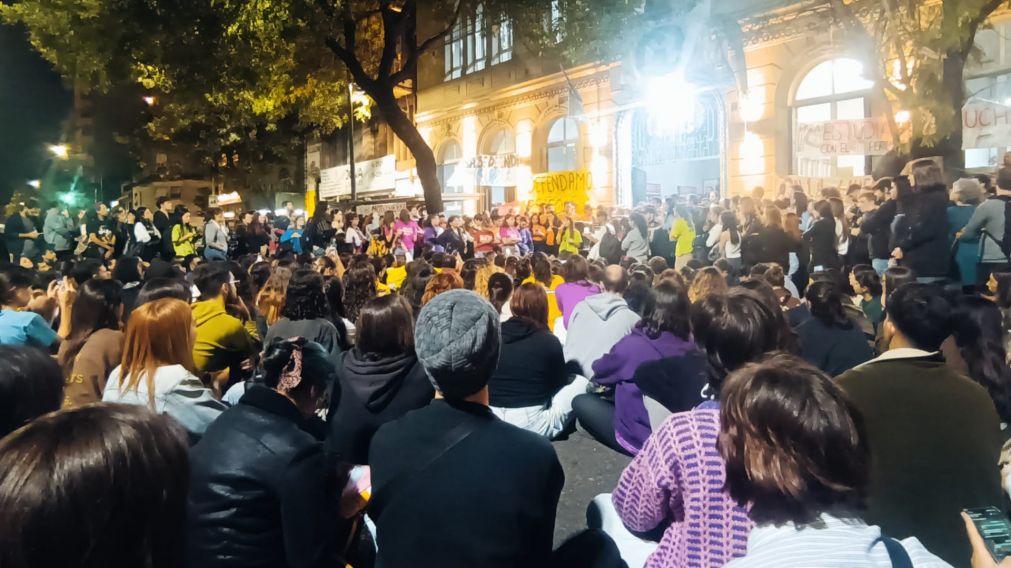 Estudiantes y docentes reclamaron por aumento presupuestario. (X)