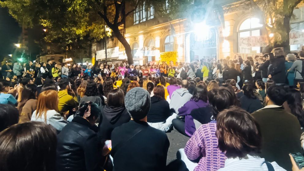 Estudiantes y docentes reclamaron por aumento presupuestario. (X)