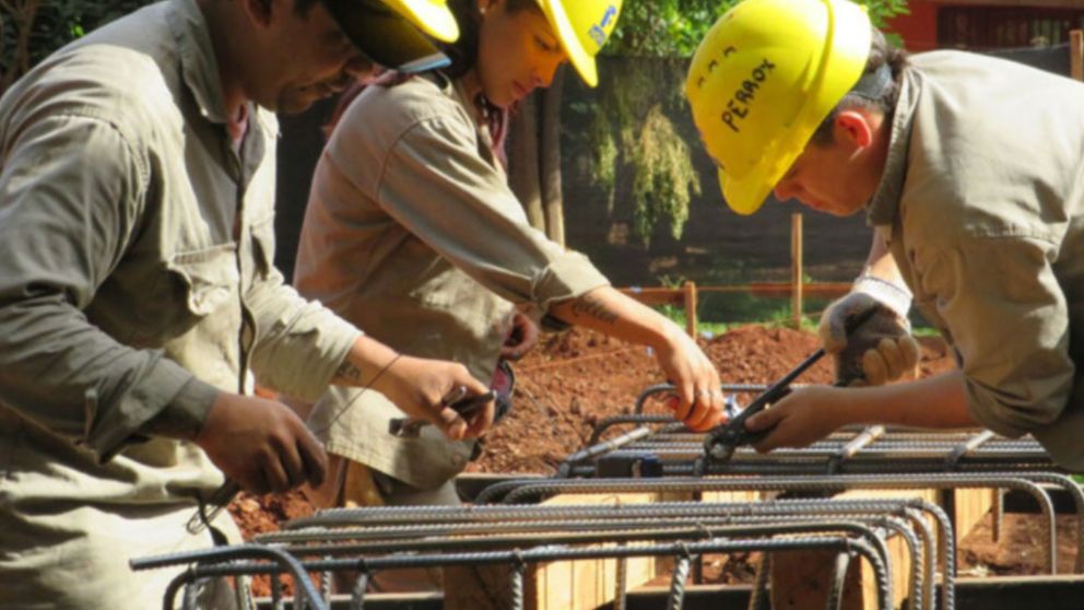 UOCRA se declaró en "estado de alerta y asamblea permanente" en reclamo por una "recomposición salarial".