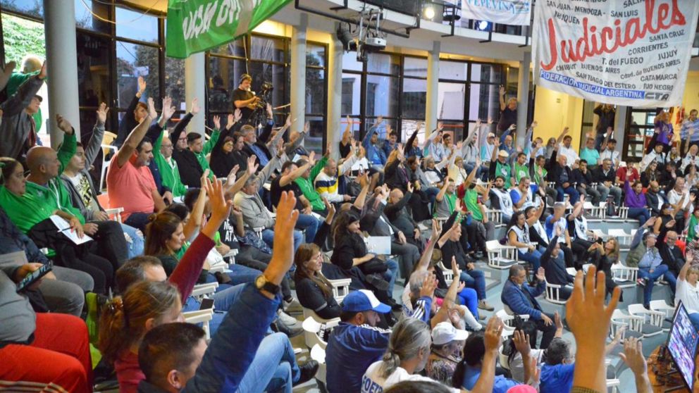 Los estatales votaron a favor de la nueva actividad en contra de los despidos.