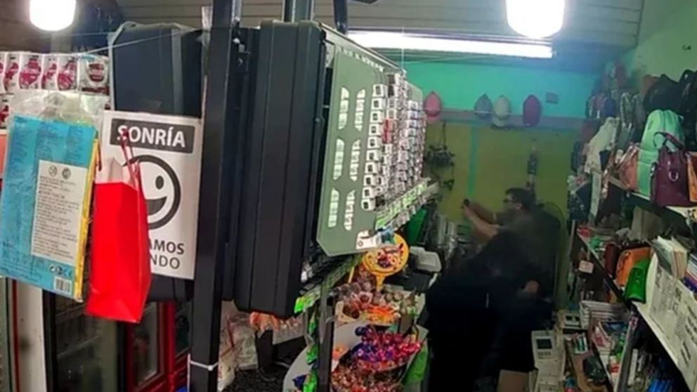 La cámara de seguridad del kiosco registró el violento intento de robo en Mar del Plata.