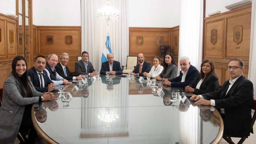 El ministro Francos con legisladores "dialoguistas" busca "destrabar" la aprobación de la ley "Bases".