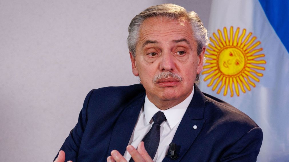 Alberto Fernández chicaneó a Javier Milei por el uso del avión presidencial.
