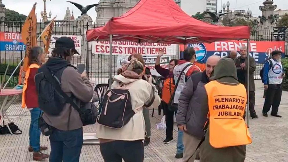 Jubilados acampan frente al Congreso bajo la consigna: “Robar a los jubilados es un crimen social”.