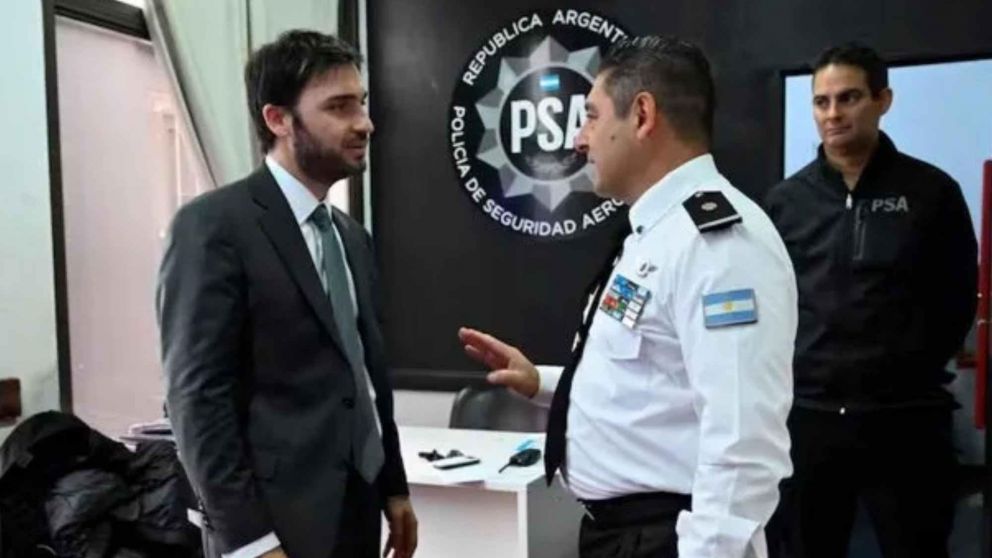 Por un paquete sospechoso, evacuaron el avión en que viajaba el gobernador de Chubut, Ignacio Torres.