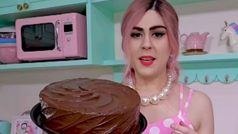 Mostró el novedoso truco para cortar una torta y que rinda en muchas porciones.