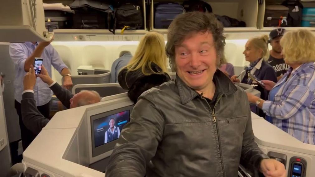 Javier Milei ya no viajará en vuelos comerciales, según confirmó Adorni.