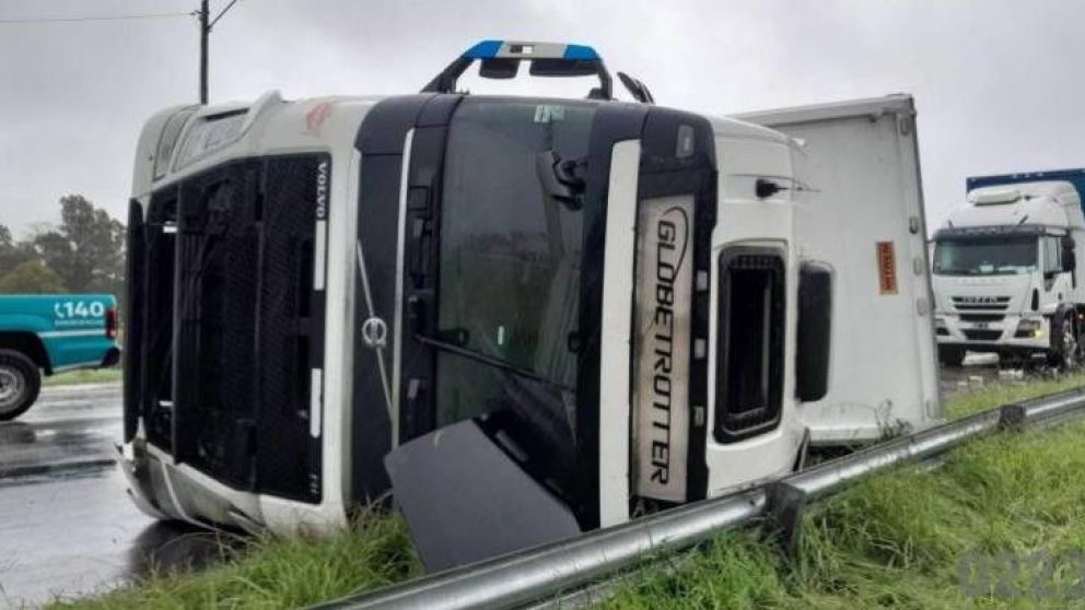 Un camión volcó en la Ruta 2 cerca del acceso a Mar del Plata (Foto 0223).
