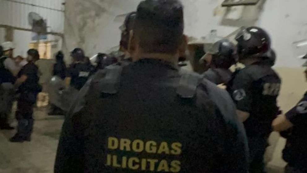 Investigadores policiales allanaron el establecimiento penitenciario.